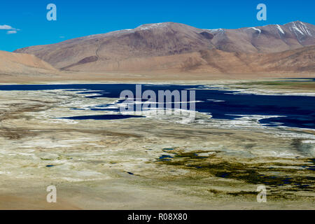 Vista aerea sul Tso Kar, una fluttuazione di Salt Lake, situato ad un altitudine di 4.530 m sopra il livello del mare nella zona Changtang. Foto Stock