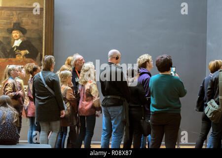 I turisti all'interno il Museo Rijks Museum di Amsterdam Paesi Bassi 2018 Foto Stock