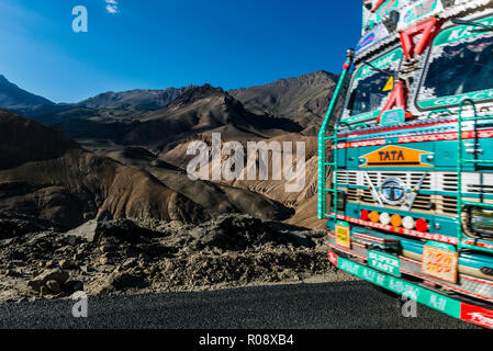 Il carrello è in marcia verso il basso per Lamayuru su Srinagar-Leh-Autostrada attraverso un paesaggio arido con cielo blu e nuvole bianche, situato ad un altitudine di 4.000 Foto Stock