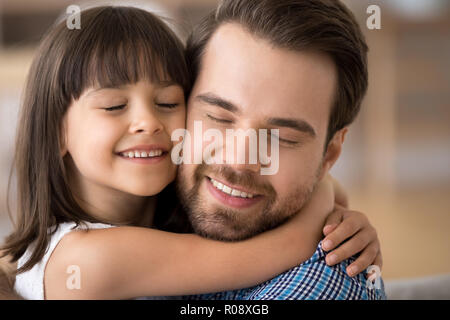 Close up ritratto felice papà e figlia Foto Stock