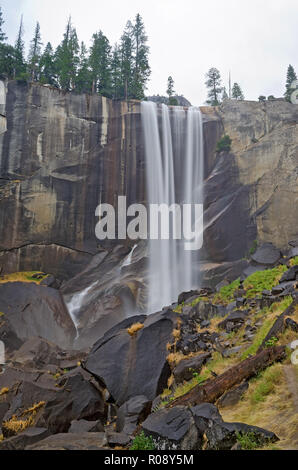 Primaverile cade, iconico cascate Yosemite National Park, California, Stati Uniti d'America Foto Stock