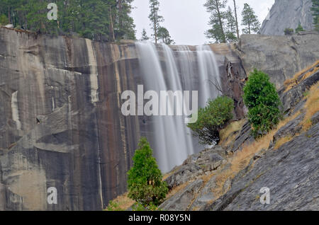 Primaverile cade, iconico cascate Yosemite National Park, California, Stati Uniti d'America Foto Stock