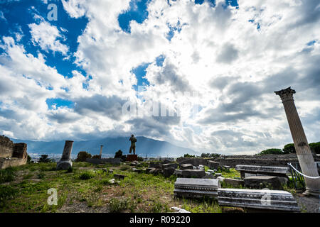 Una vista panoramica della città antica di Pompei con la statua di Dedalo Foto Stock