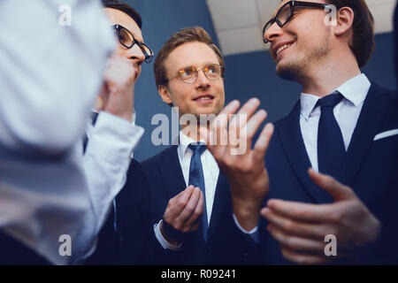 La gente di affari a discutere di nuova strategia aziendale pur avendo riunione in ufficio. Foto Stock