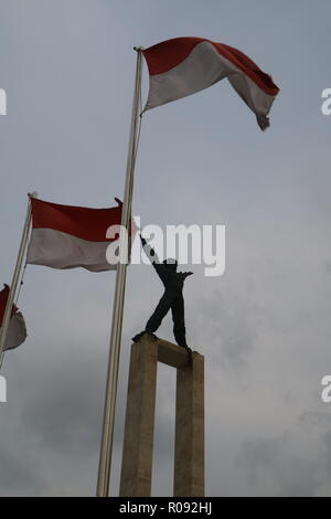 Jakarta, Ottobre 21 2018 | una statua del West Irian Monumento della Liberazione in linea di bandiera dell'Indonesia a Bull di campo (Lapangan Banteng) Foto Stock