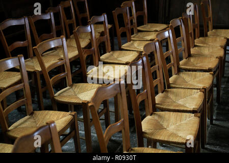 Righe della chiesa di vimini o scuola sedie. Foto Stock