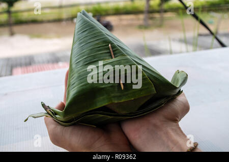 Due mani NASI PUYUNG piatto in Kuta Lombok, close-up Foto Stock