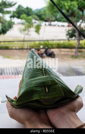 Due mani NASI PUYUNG piatto in Kuta Lombok, verticale Foto Stock