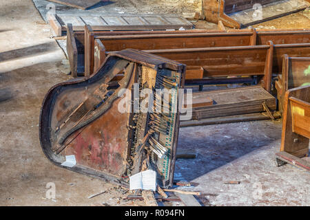 Un distrutto gran pianoforte in una chiesa abbandonata. Foto Stock