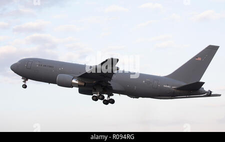 Un Boeing KC-46A Pegasus decolla a Yokota Air Base, Giappone, 25 ottobre 2018, durante una valutazione del sistema. Questa è la prima volta che il KC-46un visitato Giappone. Il volo è a sostegno di una valutazione iniziale del USAF del KC-46un integrato sistema di missione suite come pure la sua capacità di condurre la navigazione in tutto il mondo, di comunicazione e di funzionamento. (U.S. Air Force foto di Yasuo Osakabe) Foto Stock