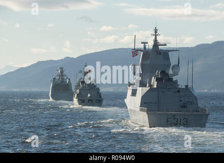 Di sua maestà la nave canadese (HMCS) VILLE DE QUÉBEC segue il suo Norwegian Majesty's Ship HELGE INGSTAD, Portoghese di mezzi navali CORTE-real, e Sua Maestà danese della nave Esbern Snare nel fiordo di Trondheim durante l'esercizio TRIDENT frangente il 30 ottobre 2018.(foto dal Maestro Caporale Andre Maillet) Foto Stock