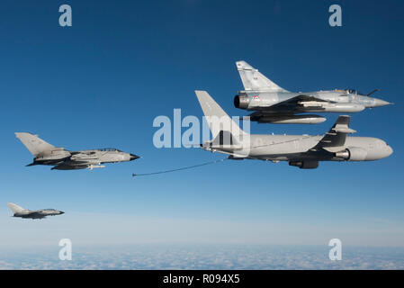 Due PA 200 Tornado della forza aerea italiana e una Mirage 2000 del francese Air Force ottenere pronto ad essere riforniti da un italiano KC767 tanker in spazio aereo norvegese durante l'esercizio Trident frangente 2018 il Ott 28. Con circa 50.000 personale partecipante in Trident frangente 2018, è uno dei più grandi esercitazioni NATO negli ultimi anni. Circa 250 velivoli, 65 navi e più di 10.000 veicoli sono coinvolti nell'esercizio in Norvegia. Foto di Jean-Luc Brunet / Armée de l'aria / Défense Foto Stock