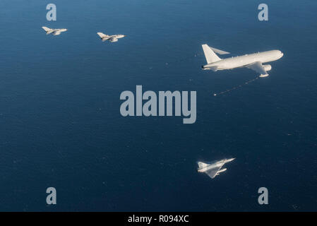 Due PA 200 Tornado della forza aerea italiana e una Mirage 2000 del francese Air Force ottenere pronto ad essere riforniti da un italiano KC767 tanker in spazio aereo norvegese durante l'esercizio Trident frangente 2018 il Ott 28. Con circa 50.000 personale partecipante in Trident frangente 2018, è uno dei più grandi esercitazioni NATO negli ultimi anni. Circa 250 velivoli, 65 navi e più di 10.000 veicoli sono coinvolti nell'esercizio in Norvegia. Foto di Jean-Luc Brunet / Armée de l'aria / Défense Foto Stock