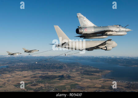 Due PA 200 Tornado della forza aerea italiana e una Mirage 2000 del francese Air Force ottenere pronto ad essere riforniti da un italiano KC767 tanker in spazio aereo norvegese durante l'esercizio Trident frangente 2018 Con circa 50.000 personale partecipante in Trident frangente 2018, è uno dei più grandi esercitazioni NATO negli ultimi anni. Circa 250 velivoli, 65 navi e più di 10.000 veicoli sono coinvolti nell'esercizio in Norvegia. Foto di Jean-Luc Brunet / Armée de l'aria / Défense Foto Stock