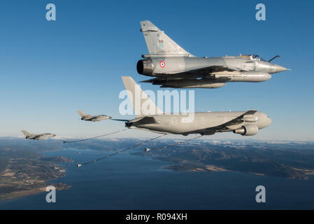 Due PA 200 Tornado della forza aerea italiana e una Mirage 2000 del francese Air Force ottenere pronto ad essere riforniti da un italiano KC767 tanker in spazio aereo norvegese durante l'esercizio Trident frangente 2018 Con circa 50.000 personale partecipante in Trident frangente 2018, è uno dei più grandi esercitazioni NATO negli ultimi anni. Circa 250 velivoli, 65 navi e più di 10.000 veicoli sono coinvolti nell'esercizio in Norvegia. Foto di Jean-Luc Brunet / Armée de l'aria / Défense Foto Stock