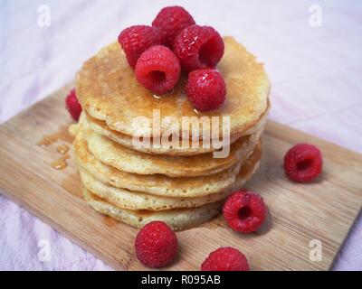 In casa soffici pancake con lamponi, foodblog, food styling, frittelle americane, crepes, dessert, dolcezza, cibo squisito, ristorante, caramelle Foto Stock