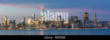 Sunrise saluta la bellissima California Settentrionale città di San Francisco. Questo scenic, moderna metropoli si trova sul bordo dell'Oceano Pacifico. Foto Stock