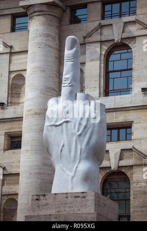 Milano, Italia - 14.08.2018: dito medio la scultura a Piazza Affari, simbolo di libertà. Foto Stock