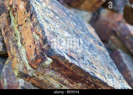 Minerali di ferro minerali ricchi di taglio pietra ornamentale con incrinature Foto Stock