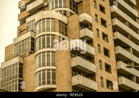 Yerevan, Armenia, febbraio 19,2018: nuove zone residenziali edifici ad alta su Tsitsernakaberd highway in Yerevan, capitale dell'Armenia Foto Stock