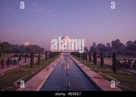 Storico,Tajmahal,sito patrimonio mondiale,creato, dalla,grande imperatore Mughal Shahjahan,in memoria della sua amata moglie,Mumtajmahal,dal fiume Yamuna, Agr Foto Stock