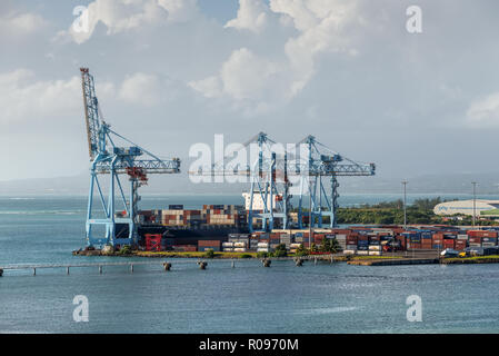 Pointe-à-Pitre, Guadalupa - Dicembre 20, 2016: gru sulla banchina del porto e il carico della nave nel porto di Pointe-à-Pitre, Guadalupa, un oltremare Foto Stock