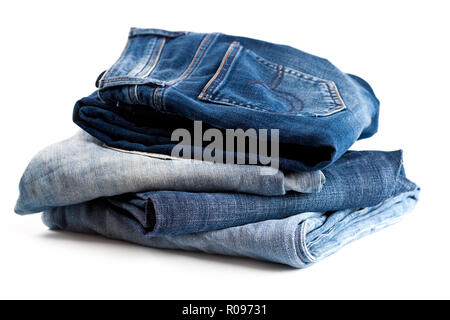 Stack di quattro diversi jeans su sfondo bianco Foto Stock