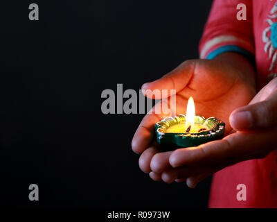 Diyas disposte in vari modi per la celebrazione del Diwali e dhanteras Foto Stock