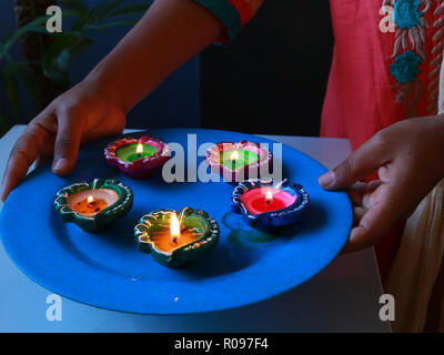 Diyas disposte in vari modi per celebrare diwali e dhanteras Foto Stock