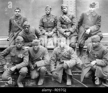 La prima guerra mondiale. Alcuni dei soldati dal 369 (XV N>Y>) reggimento che ha ricevuto il francese Croix de guerre per la galanteria in azione. L a r (prima fila) Privates .Ed Williams, Herbert Taylor, Leon Fraitor,Ralph Hawkins (bancata posteriore) Sgt. H.D.Prinas, Sgt. Dan tempeste, Pvt.Joe Williams, Pvt.Alfred Hanley,cpl.T.W. Taylor. Presi a bordo della USS a Stoccolma il 12 febbraio 1919 in attesa di sbarco a New York. Il reggimento era noto come Harlem Hellfighters.Foto: US National Archives Foto Stock