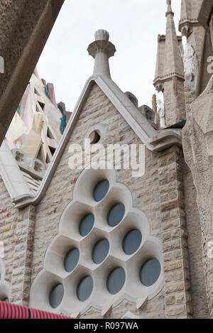 Le piccole finestre circolari sul muro esterno della Sagrada Familia di Barcellona, Spagna Foto Stock
