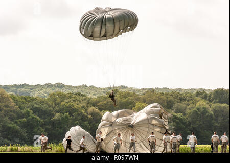 I paracadutisti di atterraggio sulla dropzone per essere valutata dai giudici a Leapfest, international static line parachute evento di formazione e la concorrenza. Foto Stock