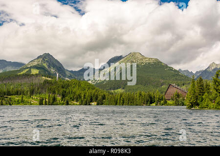 Vista sui Monti Tatra in Slovacchia dal villaggio di Strbske Pleso lago. Uno dei più famosi nella Repubblica Slovacca Foto Stock