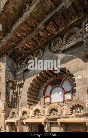 Facciata di grotta 9 presso le grotte di Ajanta, nei pressi di Aurangabad, Maharashtra, India Foto Stock