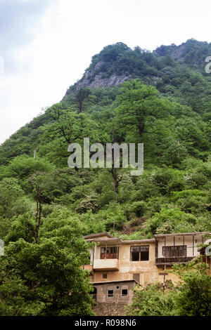 Città storica di Masuleh nella provincia di Gilan, Iran. Tra grandi montagne e paesaggi. Architettura Masuleh è unico. Gli edifici sono stati costruiti Foto Stock