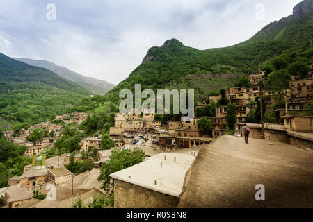 Città storica di Masuleh nella provincia di Gilan, Iran. Tra grandi montagne e paesaggi. Architettura Masuleh è unico. Gli edifici sono stati costruiti Foto Stock