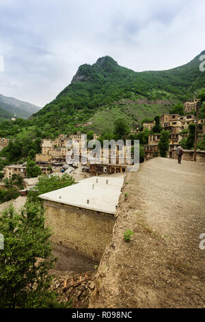 Città storica di Masuleh nella provincia di Gilan, Iran. Tra grandi montagne e paesaggi. Architettura Masuleh è unico. Gli edifici sono stati costruiti Foto Stock