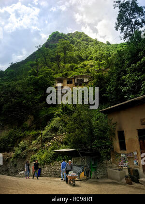 Città storica di Masuleh nella provincia di Gilan, Iran. Tra grandi montagne e paesaggi. Architettura Masuleh è unico. Gli edifici sono stati costruiti Foto Stock