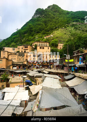 Città storica di Masuleh nella provincia di Gilan, Iran. Tra grandi montagne e paesaggi. Architettura Masuleh è unico. Gli edifici sono stati costruiti Foto Stock