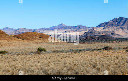 Esplorazione di desolazione e di Damaraland secco in Namibia Foto Stock