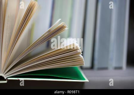 Libro Aperto, pila di libri hardback sul tavolo. Vista dall'alto. Foto Stock