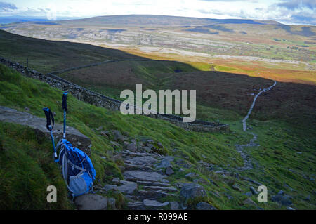 Vista dal percorso Ingleborough verso le scogliere di calcare sulla montagna whernside Foto Stock