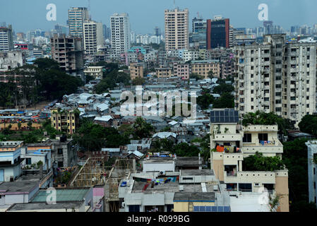 Un Top vedute della città di Dhaka in Bangladesh, il 30 ottobre 2018. Dacca, capitale del Bangladesh ha classificato la seconda meno città vivibile in w Foto Stock