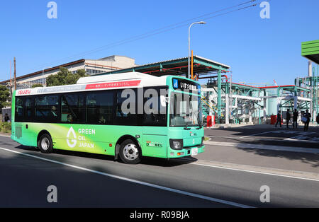 Yokohama, Giappone. 2° Nov, 2018. Motori Isuzu' bio bus diesel viene eseguito prima del Giappone bio venture Euglena è di nuovo impianto pilota di bio carburante effettuati dall'euglena olio e rifiuti di olio di cottura dopo la cerimonia di completamento dello stabilimento di Yokohama, suburbana Tokyo il Venerdì, 2 novembre 2018. Euglena ha iniziato a produrre bio olio diesel 125kl annualmente mentre hanno in progetto di produrre 250,000kl nel 2025. Credito: Yoshio Tsunoda/AFLO/Alamy Live News Foto Stock