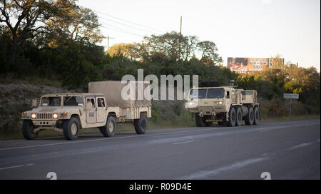 Esercito degli Stati Uniti il convoglio trasporta le truppe e le forniture per gli Stati Uniti e il Messico sul confine di ordini di Pres. Donald Trump. Il presidente ha inviato truppe al confine in risposta alla sua percezione di un gruppo di rifugiati fuggono dalla violenza e dalla povertà in Honduras e cercando di raggiungere la relativa sicurezza degli Stati Uniti, come una minaccia alla sicurezza nazionale. Foto Stock