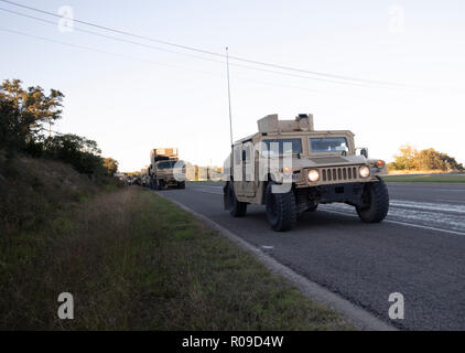 Il convoglio dell'esercito degli Stati Uniti trasporta truppe e rifornimenti al confine tra Stati Uniti e Messico su ordine di Pres. Donald Trump. il presidente ha inviato truppe al confine in risposta alla sua percezione di un gruppo di rifugiati, in fuga dalla violenza e dalla povertà in America centrale e cercando di raggiungere la relativa sicurezza degli Stati Uniti, come una minaccia per la sicurezza nazionale. Foto Stock