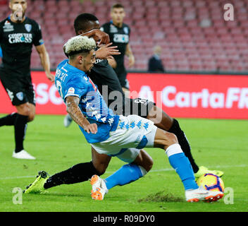 Napoli, Italia. 2° Nov, 2018. Napoli Kevin Malcuit (L anteriore) con vies Empoli's Hamed Junior Traore durante la serie di una partita di calcio tra Napoli ed Empoli a Napoli, Italia, nov. 2, 2018. Napoli ha vinto 5-1. Credito: Alberto Lingria/Xinhua/Alamy Live News Foto Stock