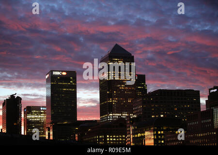 Londra, Regno Unito. Il 3 novembre 2018. I Mattinieri a Londra questa mattina sono stati trattati per un meraviglioso rosso tramonto sull'luccicanti blocchi a torre a Canary Wharf. Credito: Nigel Bowles/Alamy Live News Foto Stock