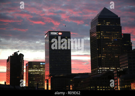 Londra, Regno Unito. Il 3 novembre 2018. I Mattinieri a Londra questa mattina sono stati trattati per un meraviglioso rosso tramonto sull'luccicanti blocchi a torre a Canary Wharf. Credito: Nigel Bowles/Alamy Live News Foto Stock