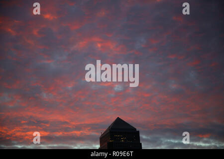 Londra, Regno Unito. Il 3 novembre 2018. I Mattinieri a Londra questa mattina sono stati trattati per un meraviglioso rosso tramonto sull'luccicanti blocchi a torre a Canary Wharf. Credito: Nigel Bowles/Alamy Live News Foto Stock